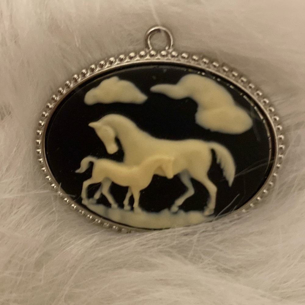 Horse cameo pendant